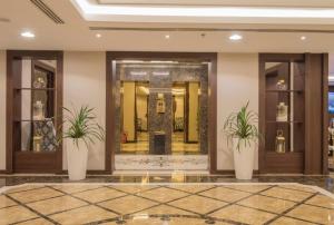 un vestíbulo con dos macetas en un edificio en نور الشرق, en Dammam