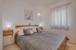 ein Schlafzimmer mit einem großen Bett in einem Zimmer in der Unterkunft Apartments Kvarner in Malinska