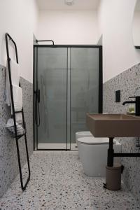 W łazience znajduje się prysznic, toaleta i umywalka. w obiekcie Fara's House w mieście Napoli