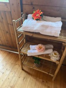 Una mesa con toallas y una flor encima. en Chambre BELEM - MAS SAINT LOUIS, en Aigues-Mortes