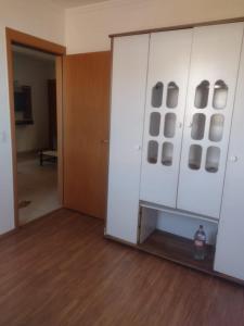 a room with a white cabinet with buttons on it at Manacá in Ribeirão Preto