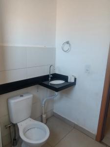 y baño con aseo y lavamanos. en Manacá, en Ribeirão Preto