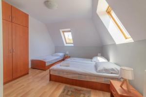 カルパチにあるDom przy Wangu Karpaczのベッドルーム(ベッド2台付)が備わる屋根裏部屋です。