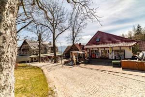 a cobblestone street in front of a building at Dom przy Wangu Karpacz in Karpacz