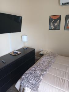 Jerry Couzens في تامبا: غرفة نوم مع سرير وخزانة وتلفزيون بشاشة مسطحة