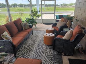 uma sala de estar com um sofá e duas cadeiras em Jerry Couzens em Tampa