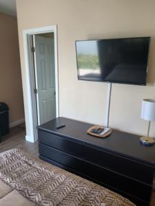 Jerry Couzens في تامبا: غرفة نوم مع خزانة مع تلفزيون على الحائط
