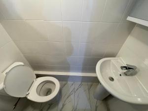 Double Room في Morden: حمام مع مرحاض ومغسلة