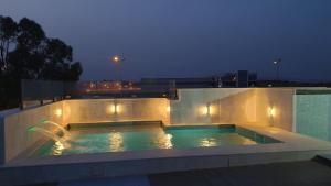 - une piscine éclairée au-dessus d'un bâtiment dans l'établissement Merveilleuse villa luxe privée, à Tunis