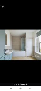 Flat 2, Close to all amenities Shared bathroom في كارديف: حمام مع حوض ومغسلة ودش