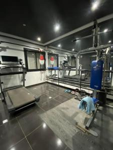 a gym with a person standing in the middle of a room at Merveilleuse villa luxe privée in Tunis