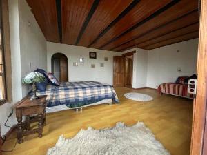 una camera con letto e divano di Caricari Casa Campestre Sogamoso a Sogamoso