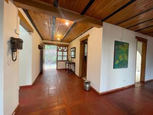 ein leeres Zimmer mit Holzdecke und Holzböden in der Unterkunft Caricari Casa Campestre Sogamoso in Sogamoso