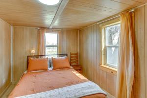 1 dormitorio con 1 cama en una habitación con ventana en Scenic Hesperus Home on 2 Acres with Fenced Yard!, en Hesperus