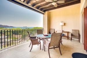 een patio met een tafel en stoelen en een balkon bij Hermosa Vida in Playa Hermosa