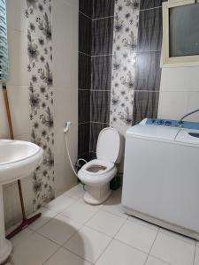 ein Bad mit einem WC und einem Waschbecken in der Unterkunft at-Tafilah Ross inn in Tufailah