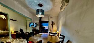 阿齊歐斯·貢多斯的住宿－Villa Kadafi，一间带桌椅和吊灯的用餐室
