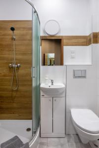 シュチトナにあるDom Wczasowy KAMELAのバスルーム(トイレ、洗面台、シャワー付)
