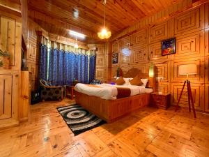 A bed or beds in a room at 3 Bedroom Luxury Villa With Scenic Mountain View Manali
