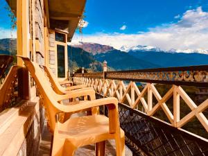 A balcony or terrace at 3 Bedroom Luxury Villa With Scenic Mountain View Manali