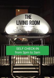 ein Schild, das den selbstständigen Check-in der Pension von bis in der Unterkunft Guesthouse The Living Room in Grassobbio