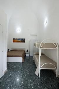 Habitación con 2 literas y una pintura en la pared. en Da Termini, en Marsala