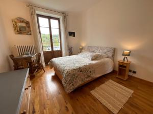 1 dormitorio con cama y ventana en Chambre centre Saint-Gervais Mont-Blanc en Saint-Gervais-les-Bains