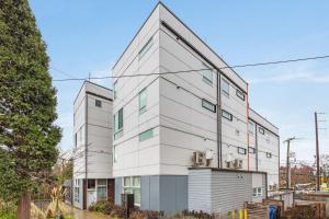 um edifício de apartamentos com uma fachada branca em Fremont Urban Studio em Seattle