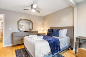 ein Schlafzimmer mit einem großen Bett und einem Spiegel in der Unterkunft Beacon Hill Abode in Seattle