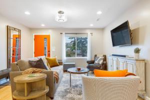 ein Wohnzimmer mit einem Sofa und einem TV in der Unterkunft Beacon Hill Abode in Seattle