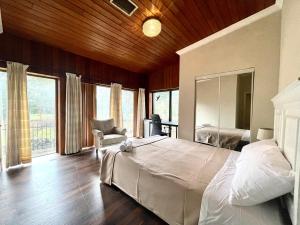 um quarto com uma cama grande e uma janela grande em vihome-Quiet House near Bayview Village and Subway em Toronto
