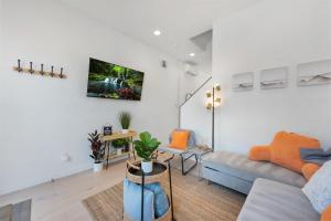 uma sala de estar com um sofá e uma mesa em Urban Humble Abode em Seattle
