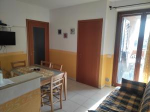 Μια τηλεόραση ή/και κέντρο ψυχαγωγίας στο Appartamento mare casa vacanze Dany's