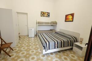 1 dormitorio con 1 cama y 1 litera en Da Termini, en Marsala