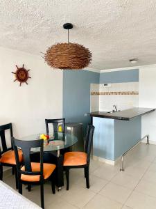Η κουζίνα ή μικρή κουζίνα στο Hotel Estefanía Princess 84