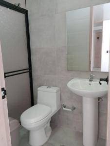HOSTAL DEL LLANO في فيلافيسينسيو: حمام مع مرحاض ومغسلة