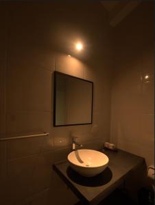タクナにあるBruan Hotelのバスルーム(洗面台、鏡付)