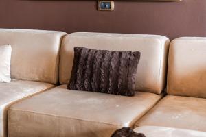 Ruang duduk di Vollga Seafront Suite by PS