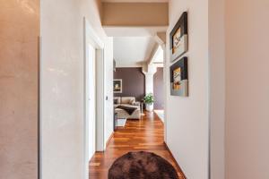 Ruang duduk di Vollga Seafront Suite by PS