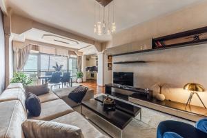 TV a/nebo společenská místnost v ubytování Vollga Seafront Suite by PS
