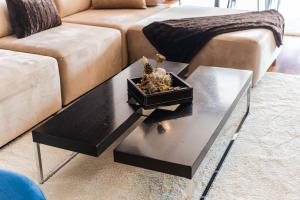 Ruang duduk di Vollga Seafront Suite by PS