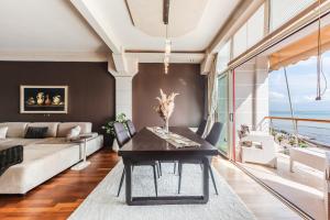 Ruang duduk di Vollga Seafront Suite by PS