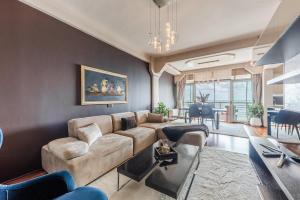 Ruang duduk di Vollga Seafront Suite by PS