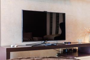 Televisyen dan/atau pusat hiburan di Vollga Seafront Suite by PS