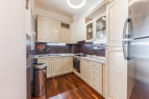 Dapur atau dapur kecil di Vollga Seafront Suite by PS
