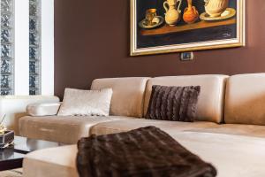 Ruang duduk di Vollga Seafront Suite by PS