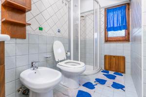 ein Bad mit einem WC und einem Waschbecken in der Unterkunft Casa Valu in Bari Sardo