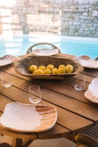 einen Tisch mit Weingläsern und ein Tablett mit Zitronen in der Unterkunft Na Xamena in La Croix-Valmer