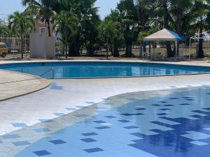 una grande piscina con gazebo e palme di Casa del Mar Malin a Ballenita