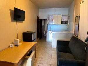 サンファンにあるEconomical 1BR, 1BA near Ocean Park Beach, 6 Plus guestsのソファとキッチンのあるリビングルーム